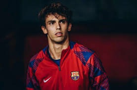 为什么棒球运动员在比赛中需要频繁调整打击手套的松紧